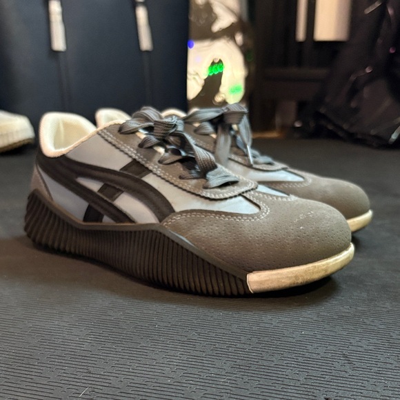 DeFlorance Charcoal and Black Women’s Sneakers - Picture 6 of 6